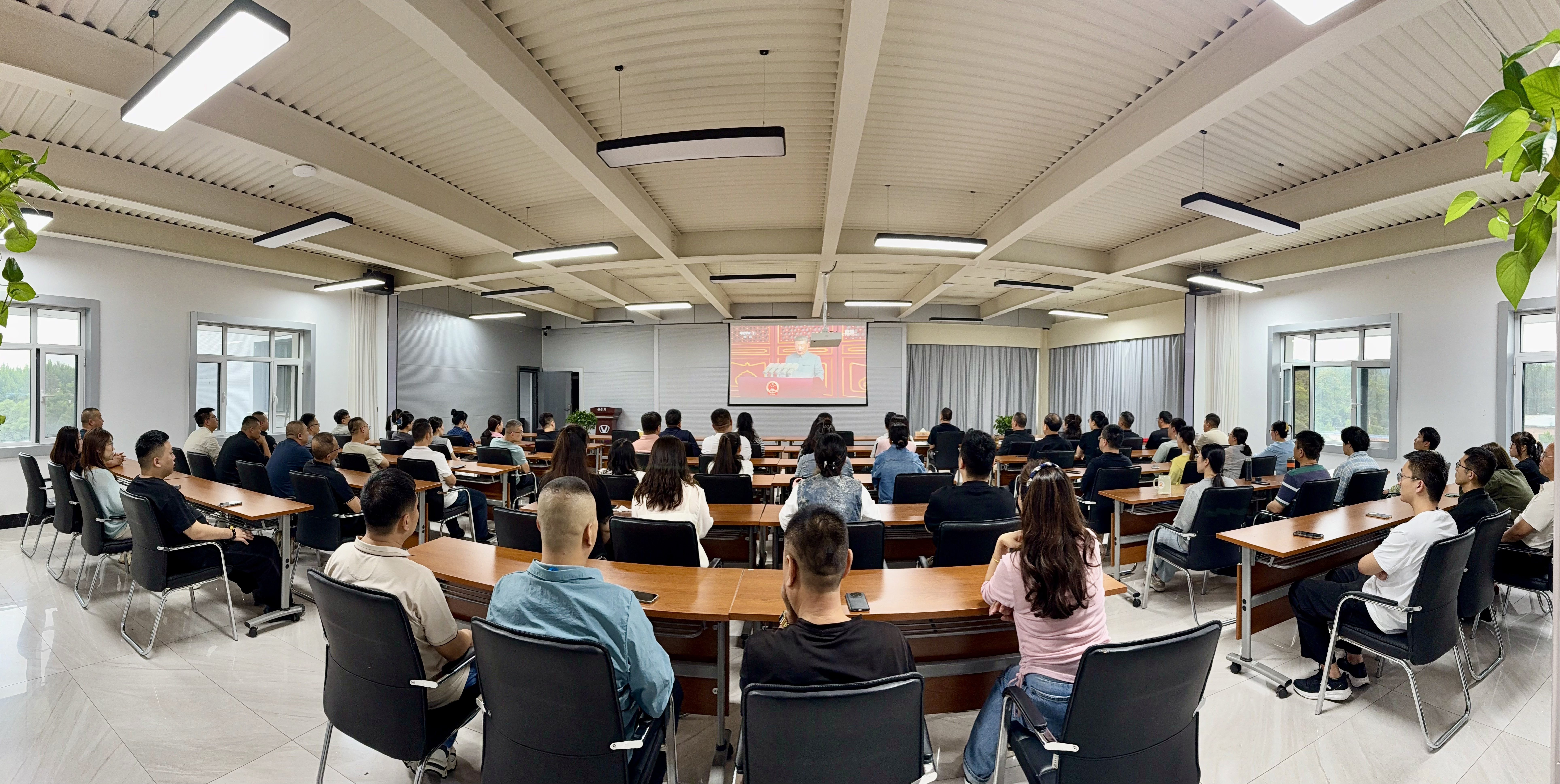 威廉希尔中文网站组织观看抗战胜利八十周年阅兵式  激发爱国热情 凝聚奋进力量